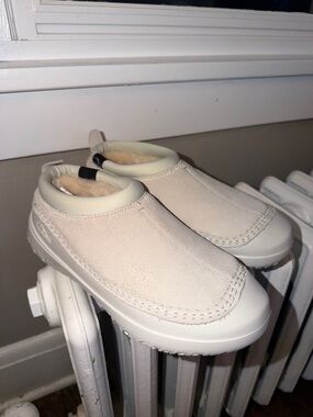 LL Bean Women's Wicked Good Max Slippers size 8 (lambs fur)